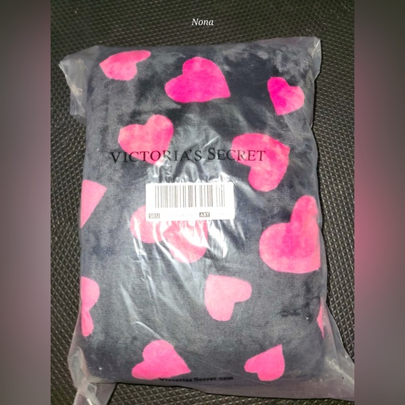 Victoria's Secret Other - Victoria Secret Heart Blanket NIP